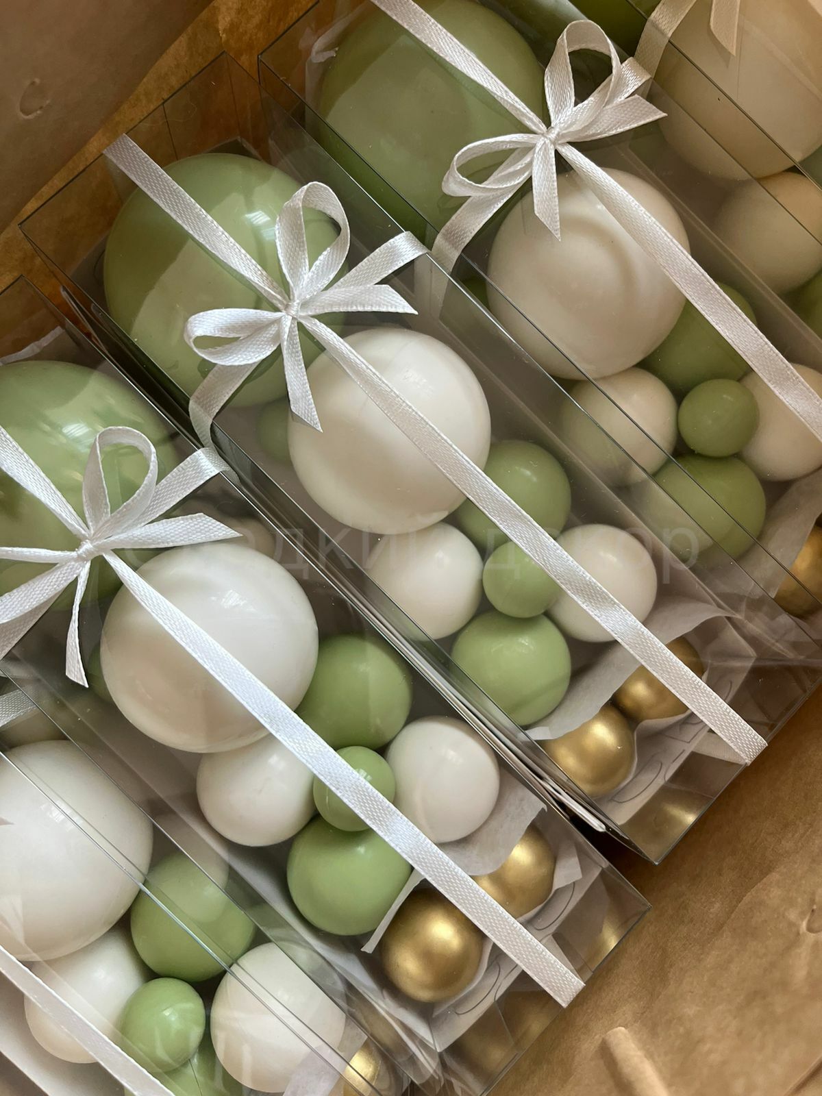 Набор шаров из шоколадной глазури, бело-зеленые
