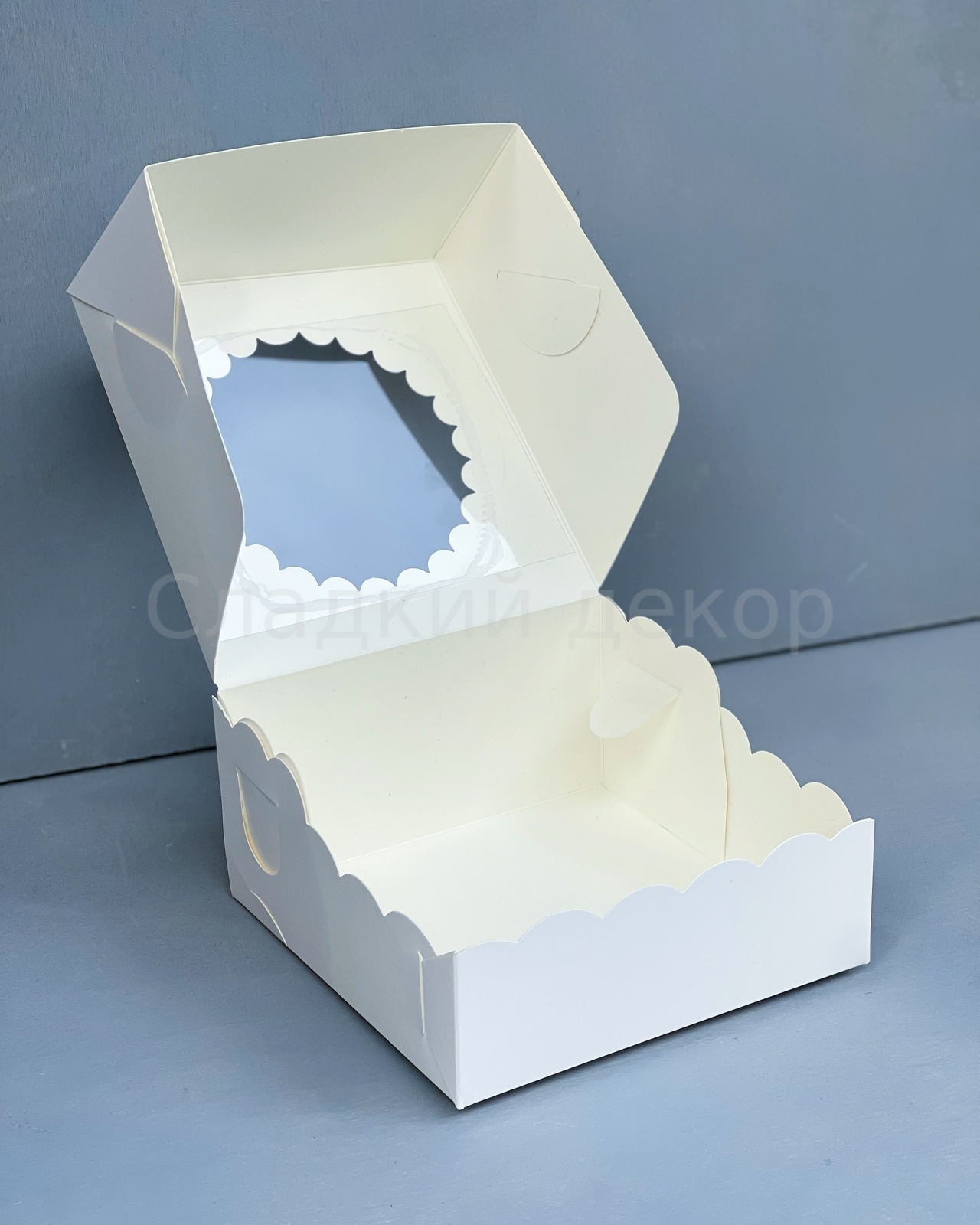Коробка для бенто-торта с окном 160*160*80 мм, волна