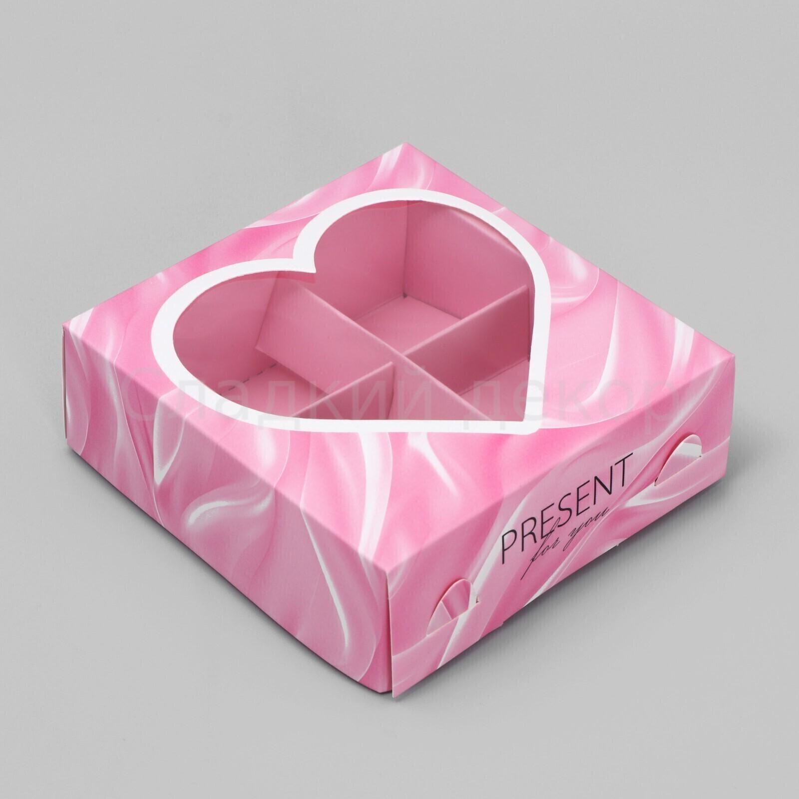 Коробка для конфет на 4 шт. с окном "Сердце", 10.5*10.5*3.5 см