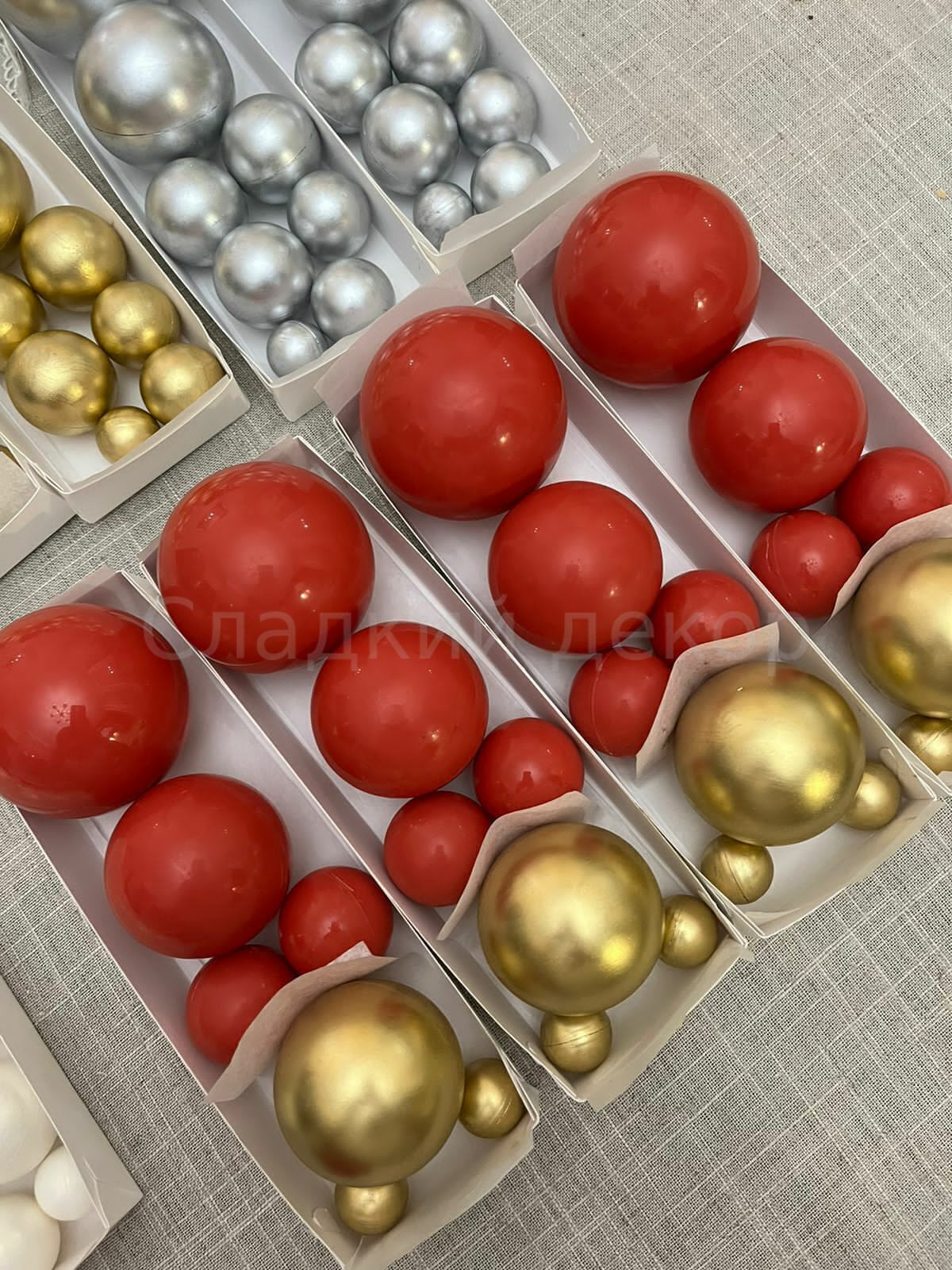 Набор шаров из шоколадной глазури, красный/золото