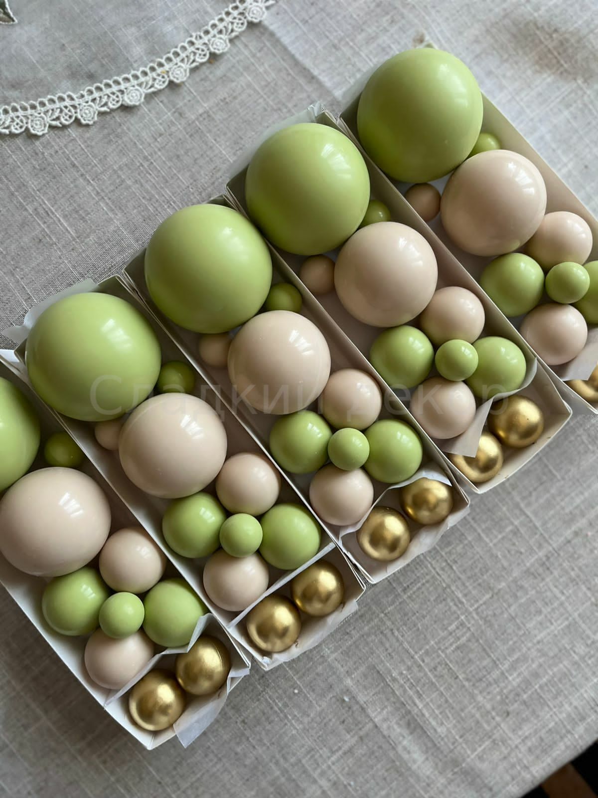 Набор шаров из шоколадной глазури, коричнево-зеленые