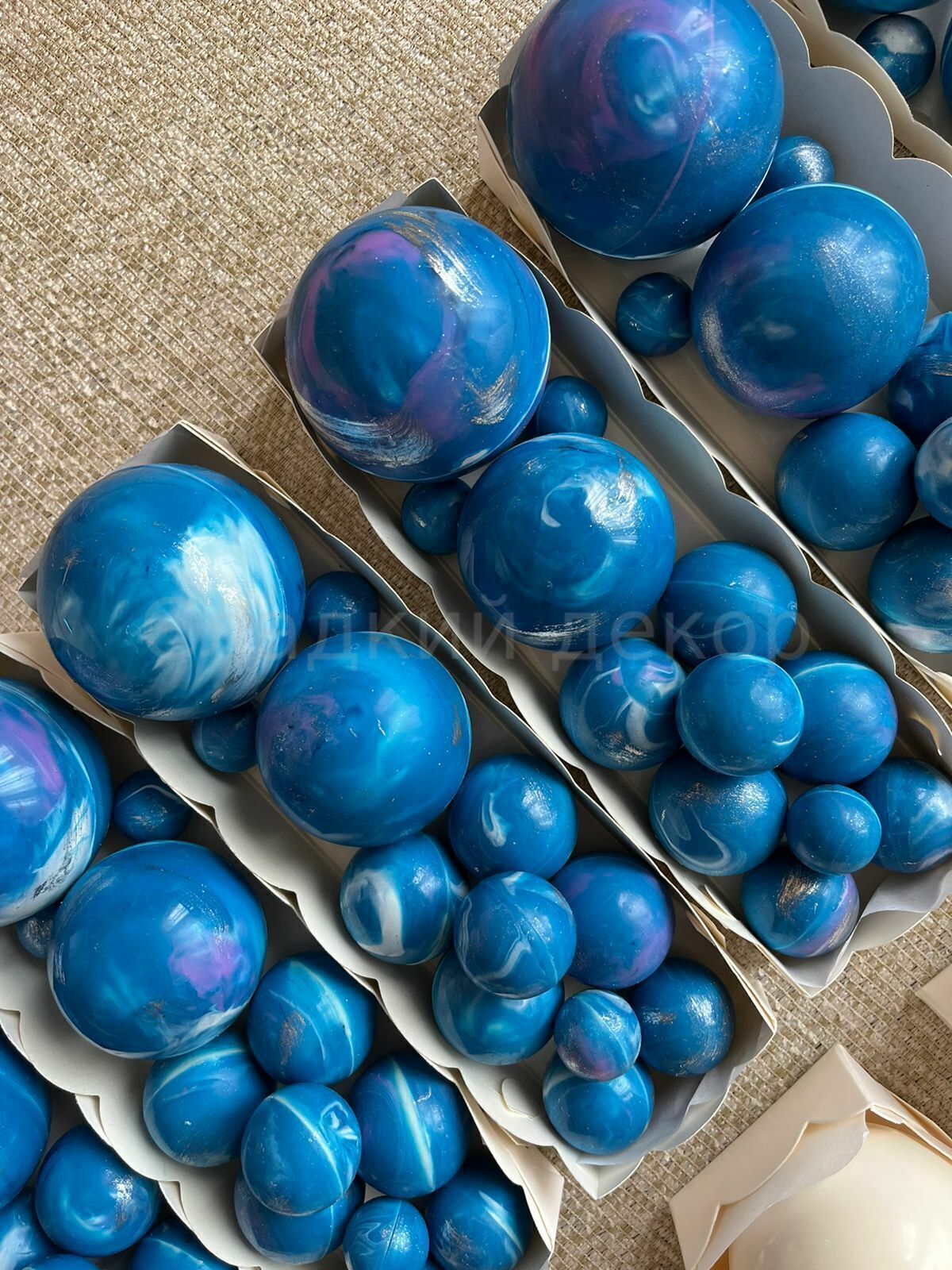Набор шаров из шоколадной глазури, космос